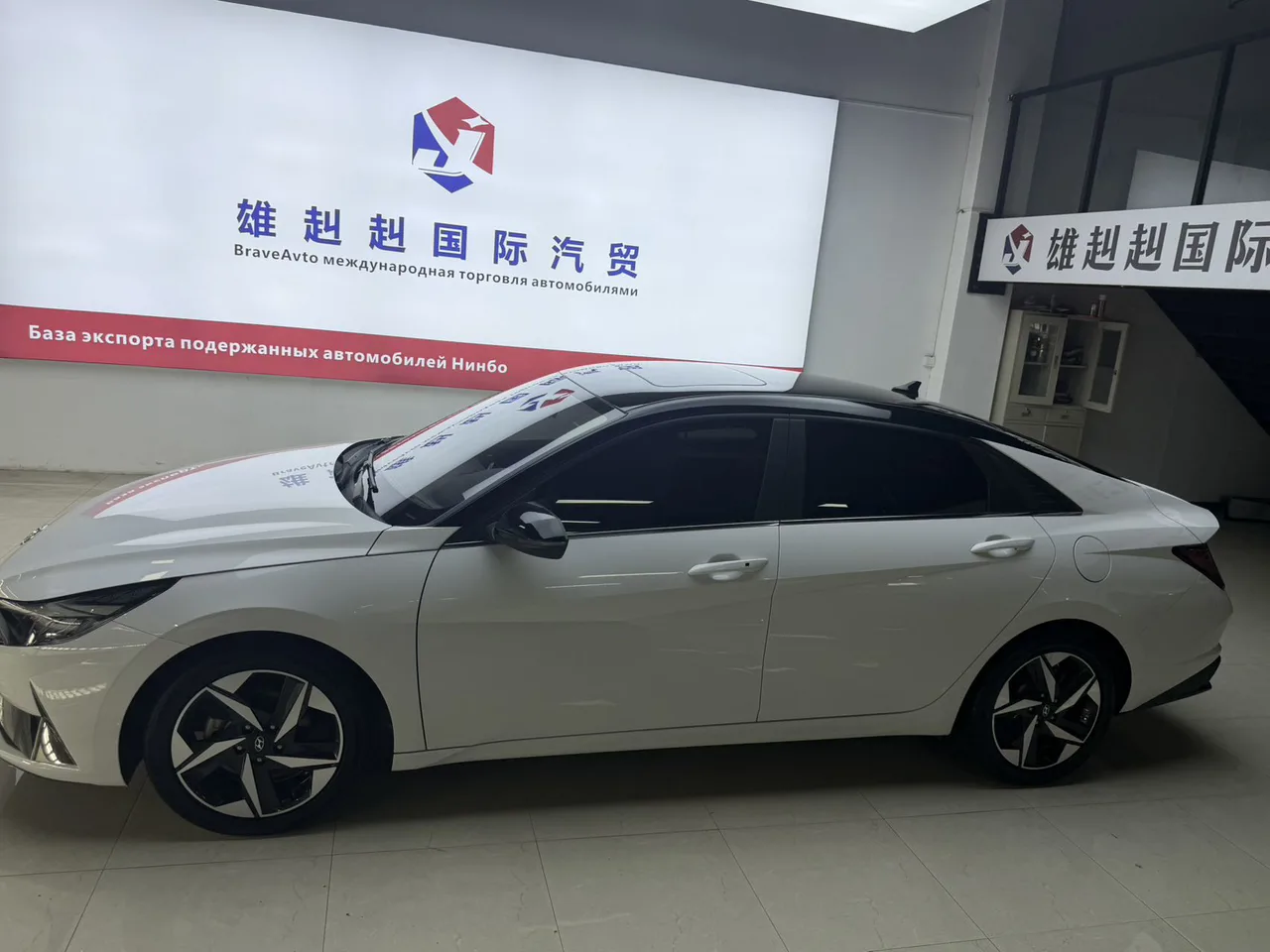Hyundai Elantra Premium 2022 модельного года