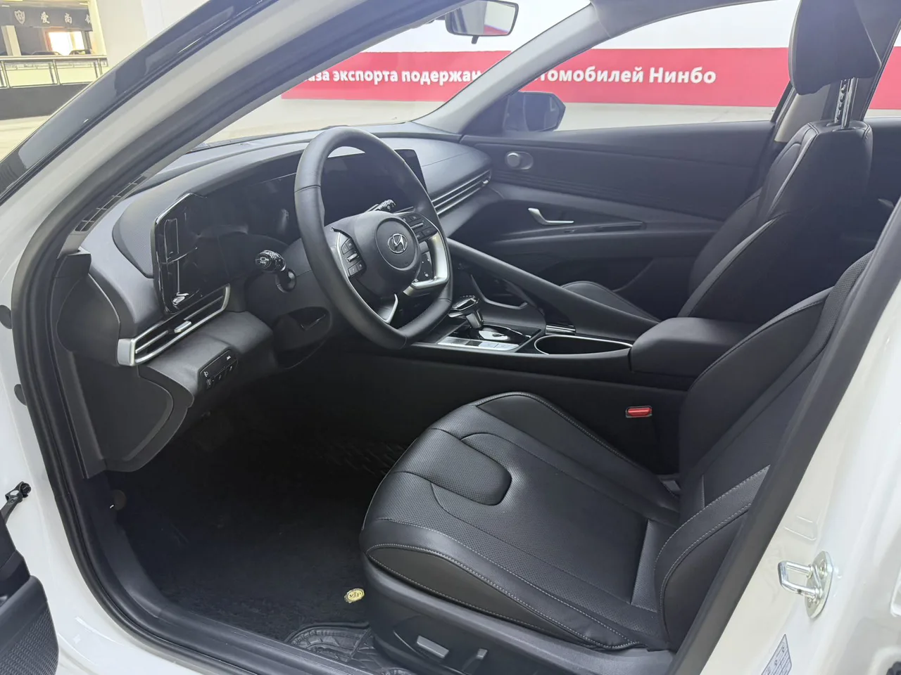 Hyundai Elantra Premium 2022 модельного года