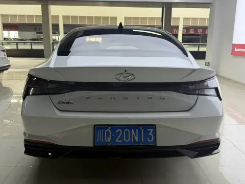Hyundai Elantra Premium 2022 модельного года