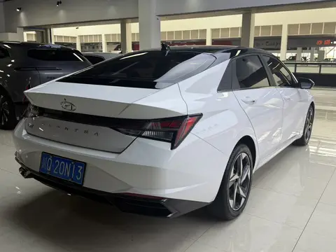 Hyundai Elantra Premium 2022 модельного года