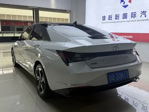 Hyundai Elantra Premium 2022 модельного года
