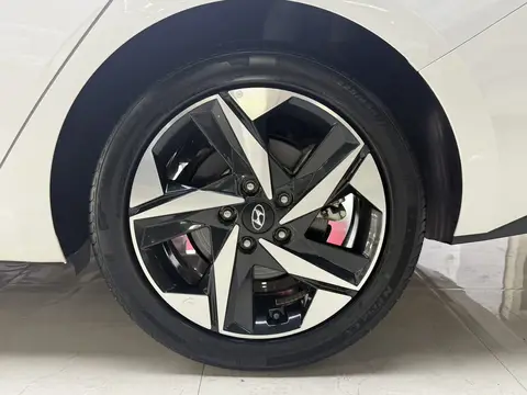 Hyundai Elantra Premium 2022 модельного года