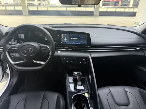 Hyundai Elantra Premium 2022 модельного года