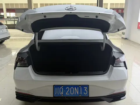 Hyundai Elantra Premium 2022 модельного года