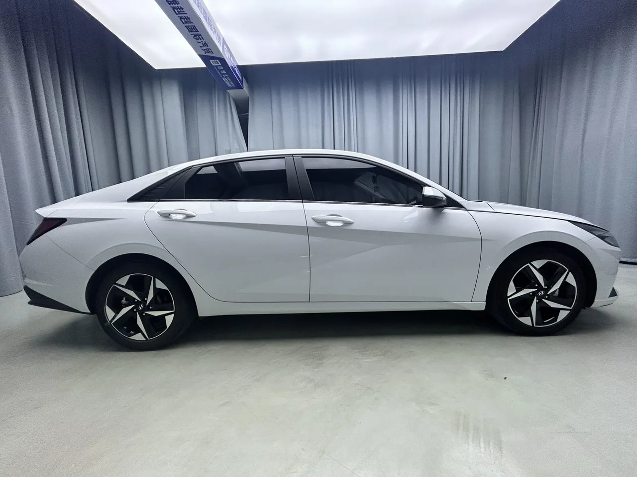 2022款 现代 伊兰特 尊贵版