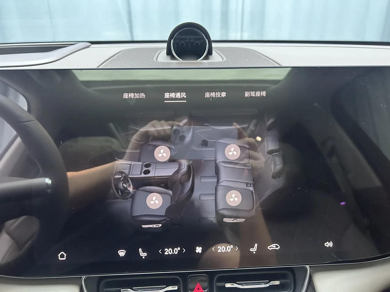 AITO M8 2025 модельного года, версия «Extended Range Max+» с аккумулятором 53,4 кВт·ч, пятиместная версия (лидер с 192 линиями)