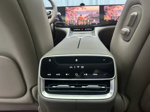 AITO M8 2025 модельного года, версия «Extended Range Max+» с аккумулятором 53,4 кВт·ч, пятиместная версия (лидер с 192 линиями)