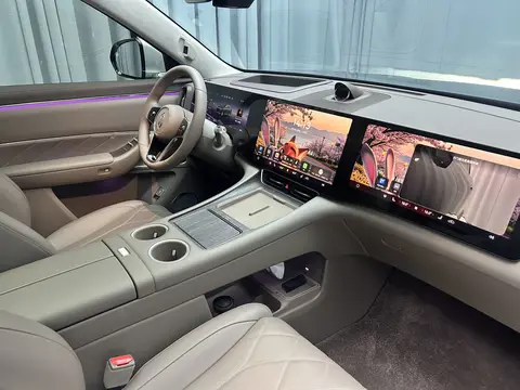 AITO M8 2025 модельного года, версия «Extended Range Max+» с аккумулятором 53,4 кВт·ч, пятиместная версия (лидер с 192 линиями)